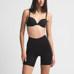 SEAMLESS SCULPT BUTT LIFTING SHORT | ONYX ON A MODEL FRONT VIEW