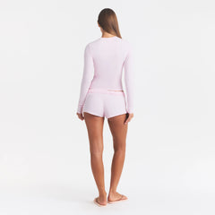 COTTON JERSEY LOOSE SHORT | CHERRY BLOSSOM ON A MODEL FRONT VIEW @ | FOCUS: 0.0, 1.0, 0.9