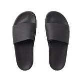 SKIMS ACCESSORIES MENS POOL SLIDE | ONYX FLAT ON A WHITE BACKGROUND | FLT