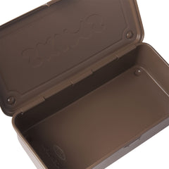 TOYO STEEL X SKIMS TOOLBOX T-190 | UMBER ON A MODEL | FOCUS: 0.0, 1.0, 0.9