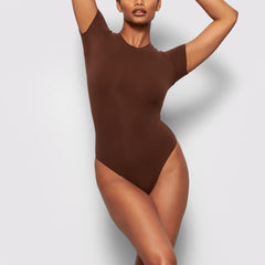 ON A MODEL FRONT VIEW FITS EVERYBODY T-SHIRT BODYSUIT IN COCOA, XL