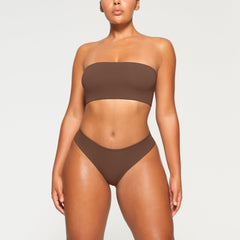 FITS EVERYBODY BANDEAU WORN BY A MODEL IN FRONT VIEW, XL