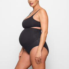 FITS EVERYBODY MATERNITY NURSING SCOOP BRALETTE WORN BY A MODEL IN SIDE VIEW