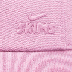 NikeSKIMS ACCESSORIES CLUB CAP | LIGHT FLAMINGOON A MODEL