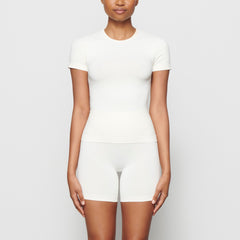 SOFT SMOOTHING SEAMLESS T-SHIRT | MARBLE ON A MODEL FRONT VIEW