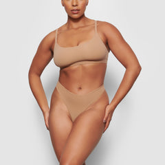 ON A MODEL FRONT VIEW FITS EVERYBODY THONG IN SIENNA, XL