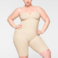SEAMLESS SCULPT HIGH-WAISTED ABOVE THE KNEE SHORT WORN BY A MODEL IN FRONT VIEW