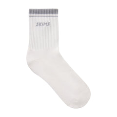 RIBBED QUARTER CREW LOGO SOCK | SNOW AND LIGHT HEATHER GREY & LAYS FLAT ON A WHITE BACKGROUND | FLT