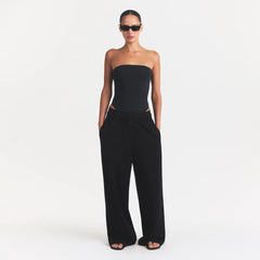 SMOOTH LAYERS STRAPLESS BODYSUIT | OBSIDIAN ON A MODEL FRONT VIEW @ | FOCUS: 0.0, 1.0, 0.9