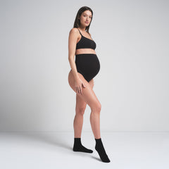 COTTON JERSEY MATERNITY NURSING SCOOP BRALETTE | SOOT ON A MODEL FRONTVIEW | FOCUS: 0.0, 1.0, 0.9