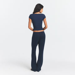 COTTON JERSEY SCOOP NECK T-SHIRT | NAVY ON A MODEL SIDE VIEW @ | FOCUS: 0.0, 1.0, 0.9