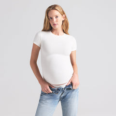 COTTON JERSEY MATERNITY T-SHIRT | MARBLE ON A MODEL SIDE VIEW | FOCUS: 0.0, 1.0, 0.9
