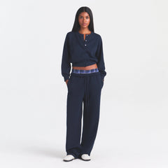 COTTON FLEECE CLASSIC STRAIGHT LEG PANT | NAVY ON A MODEL | FLT@ | FOCUS: 0.0, 1.0, 0.9