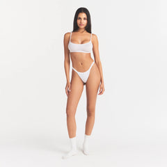LIGHTWEIGHT COTTON LOGO PICOT THONG | SNOW ON A MODEL FRONT VIEW| FOCUS: 0.0, 1.0, 0.9