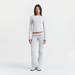 COTTON JERSEY LONG SLEEVE BOATNECK TOP | LIGHT HEATHER GREY ON A MODEL FRONT VIEW @ | FOCUS: 0.0, 1.0, 0.9