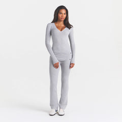 ESSENTIAL SWEATERS LONG SLEEVE V NECK | MID HEATHER GREY ON MODEL FRONT VIEW | FOCUS: 0.0, 1.0, 0.9