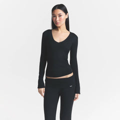 ESSENTIAL KNIT LONG SLEEVE V NECK | ONYX & LAYS FLAT ON A WHITE BACKGROUND | FLT