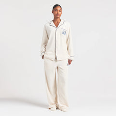 SKIMS FOR TEAM USA UNISEX FLEECE OLYMPIC OVERSIZED SLEEP TOP | ECRU ON A MODEL FRONT VIEW @ | FOCUS: 0.0, 1.0, 0.9
