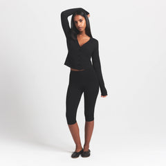 FEATHERWEIGHT CASHMERE CARDIGAN | ONYX ON A MODEL FRONT VIEW S | FOCUS: 0.0, 1.0, 0.9