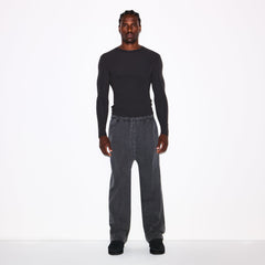 FITS EVERYBODY MENS SLIM LONG SLEEVE T-SHIRT | ONYX ON A MODEL FRONT VIEW @ | FOCUS: 0.0, 1.0, 0.9