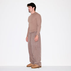 FITS EVERYBODY MENS SLIM LONG SLEEVE T-SHIRT | UMBER ON A MODEL FRONT VIEW @ | FOCUS: 0.0, 1.0, 0.9