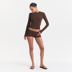 FITS EVERYBODY LONG SLEEVE T-SHIRT | COCOA ON A MODEL FRONT VIEW @ | FOCUS: 0.0, 1.0, 0.9
