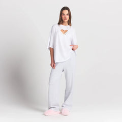 WORN IN JERSEY OVERSIZED HEART T-SHIRT | SNOW ON A MODEL FRONT VIEW @ | FOCUS: 0.0, 1.0, 0.9