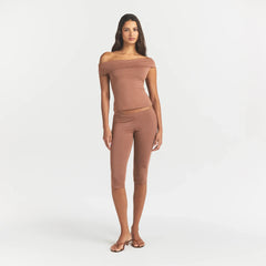 SMOOTH LAYERS SHORT SLEEVE TOP | NUTMEG ON A MODEL FRONT VIEW @ | FOCUS: 0.0, 1.0, 0.9