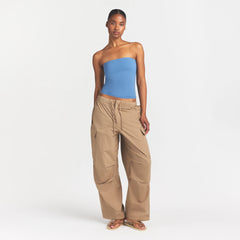 FITS EVERYBODY TUBE TOP | ARCTIC ON A MODEL FRONT VIEW @ | FOCUS: 0.0, 1.0, 0.9