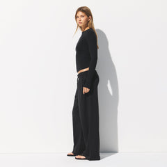 COTTON JERSEY WIDE LEG PANT | SOOT ON A MODEL SIDE VIEW @ | FOCUS: 0.0, 1.0, 0.9