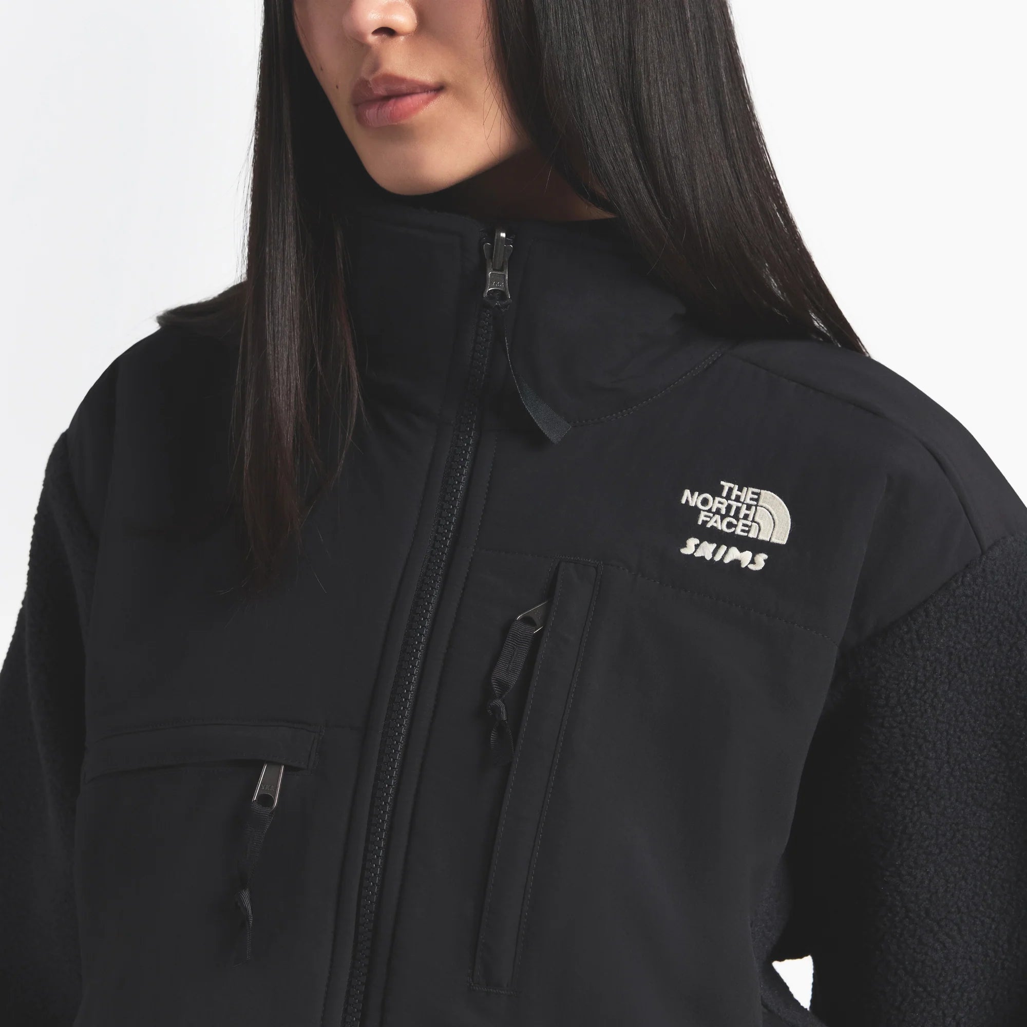 THE NORTH FACE X SKIMS 1995 DENALI FLEECE JACKET | ONYX ON A MODEL FRONT VIEW @ | FOCUS: 0.0, 1.0, 0.9