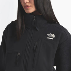 THE NORTH FACE X SKIMS 1995 DENALI FLEECE JACKET | ONYX ON A MODEL FRONT VIEW @ | FOCUS: 0.0, 1.0, 0.9