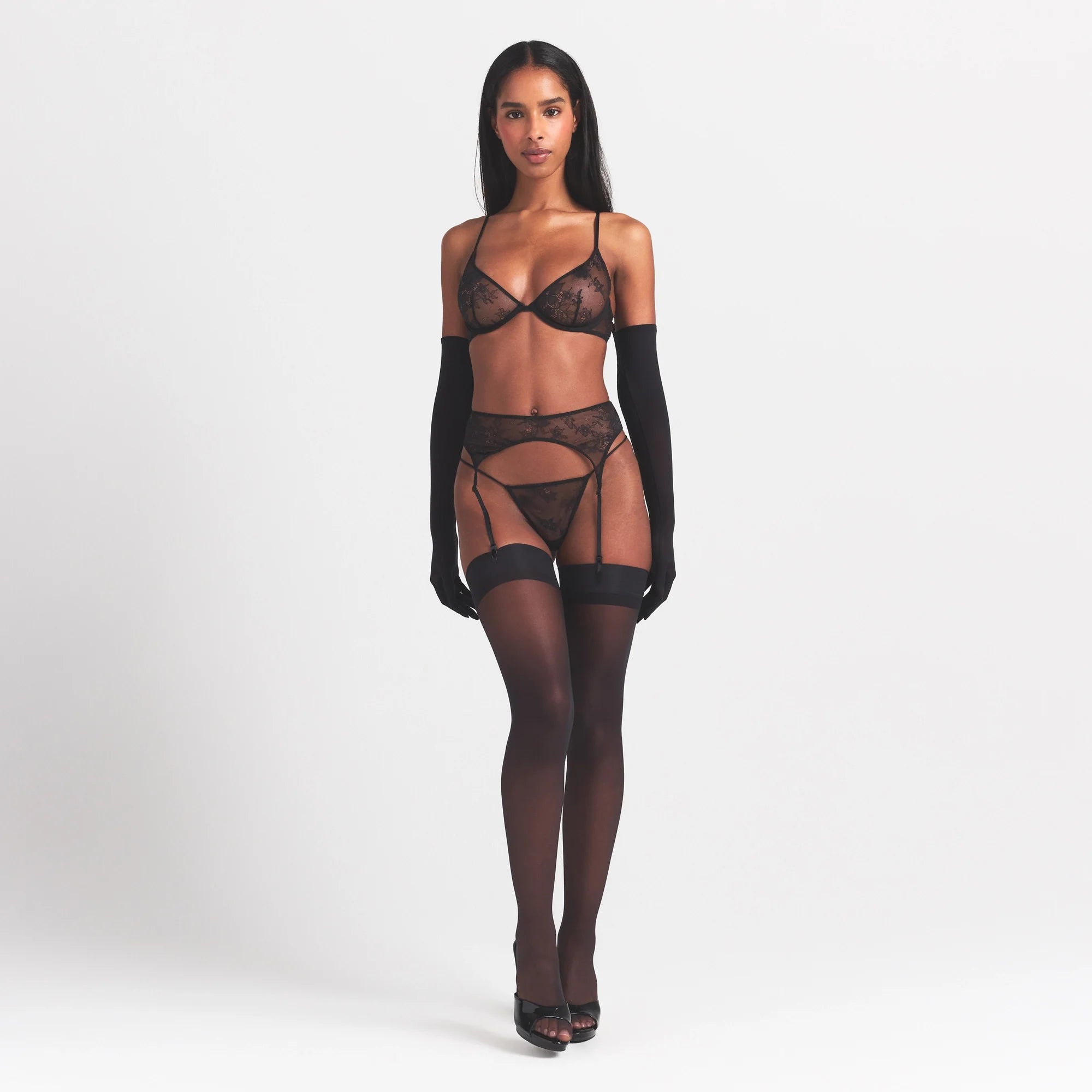 MILKY SHEER GLOVES | OBSIDIAN ON A MODEL FRONT VIEW @ | FOCUS: 0.0, 1.0, 0.9