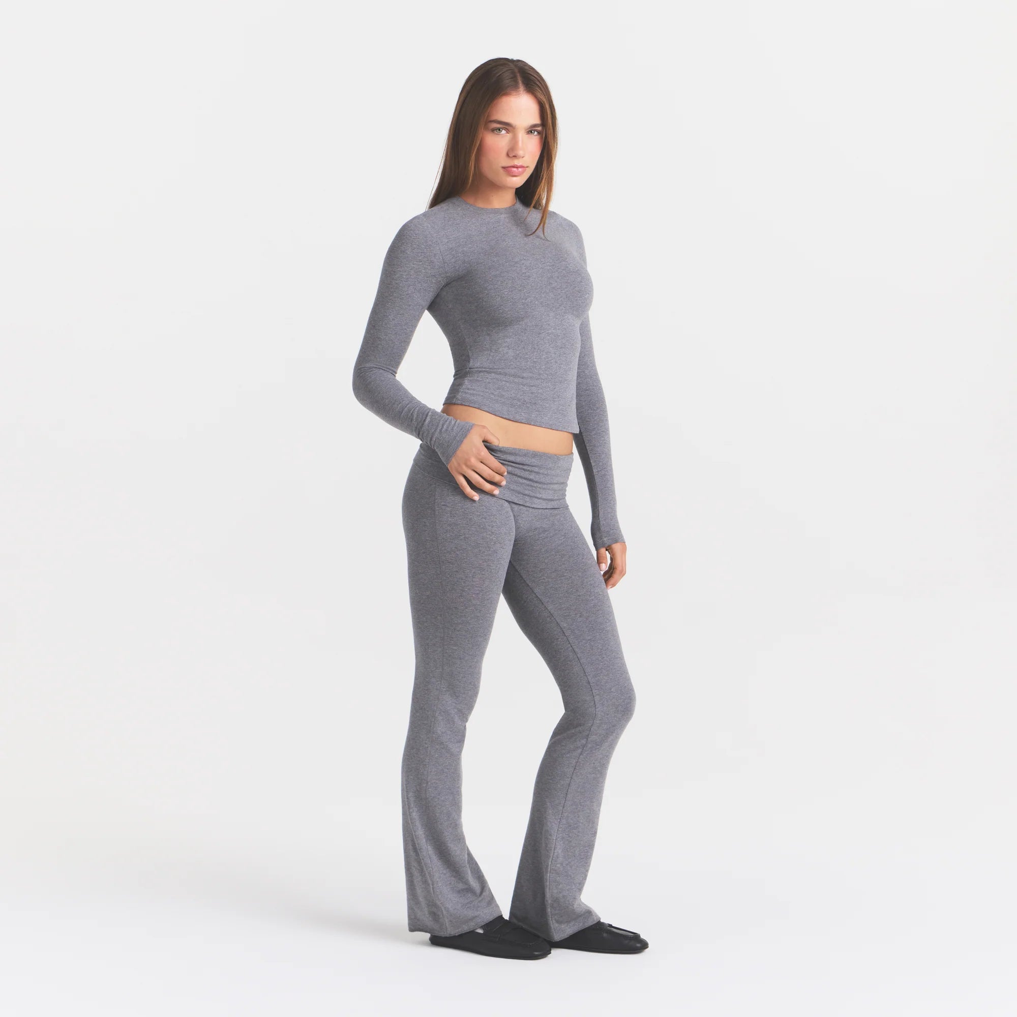 COTTON JERSEY FOLDOVER PANT | DARK HEATHER GREY ON A MODEL SIDE VIEW@ | FOCUS: 0.0, 1.0, 0.9