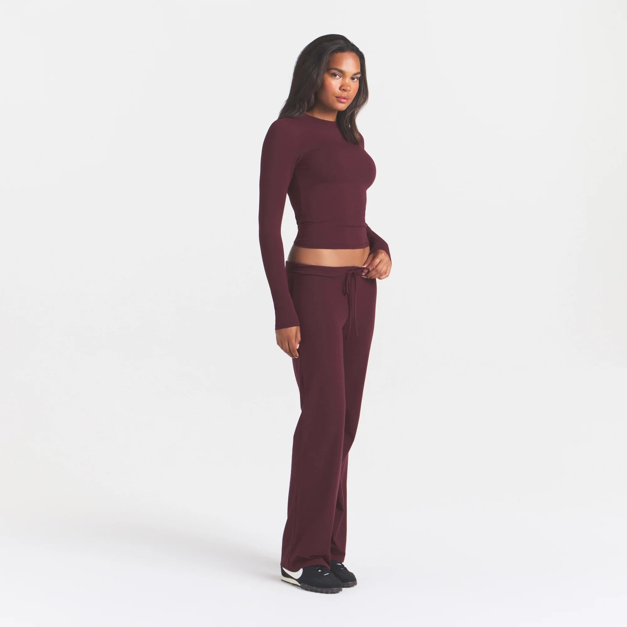 COTTON JERSEY STRAIGHT LEG PANT | CURRANT ON A MODEL SIDE VIEW @ | FOCUS: 0.0, 1.0, 0.9