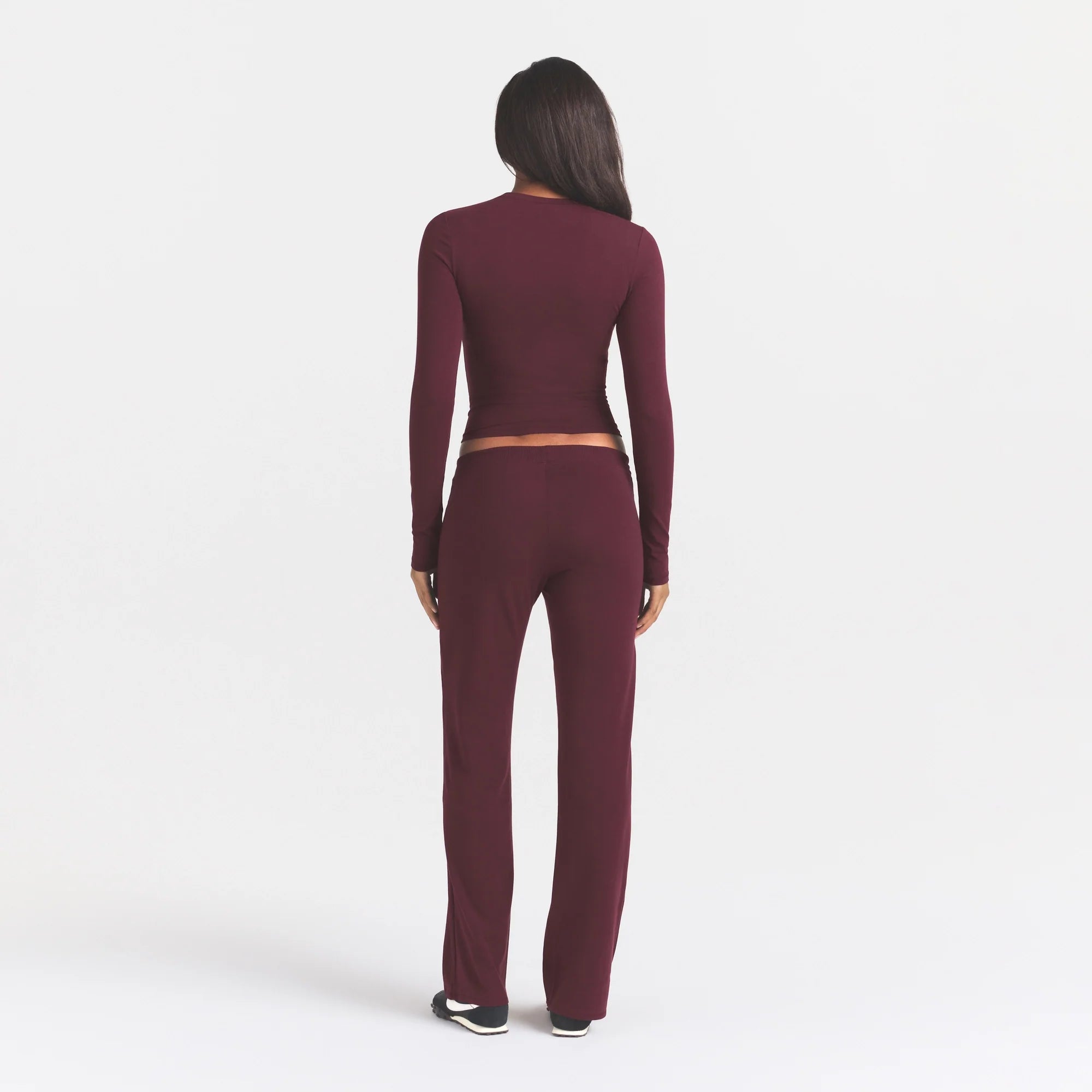 COTTON JERSEY STRAIGHT LEG PANT | CURRANT ON A MODEL BACK VIEW @ | FOCUS: 0.0, 1.0, 0.9