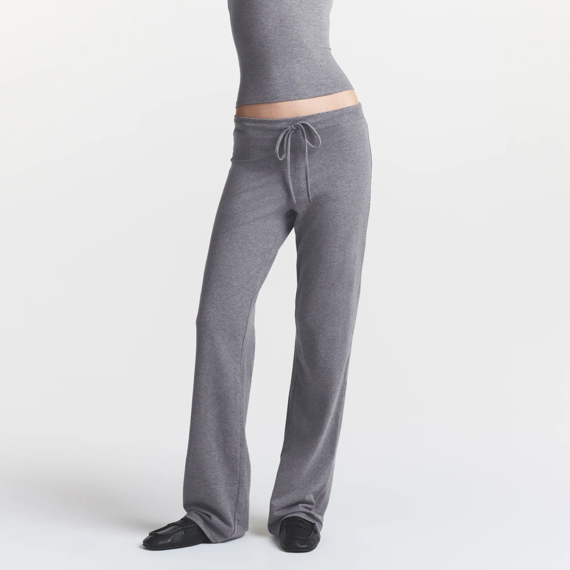 COTTON JERSEY STRAIGHT LEG PANT | DARK HEATHER GREY ON A MODEL FRONT VIEW @ | FOCUS: 0.0, 1.0, 0.9