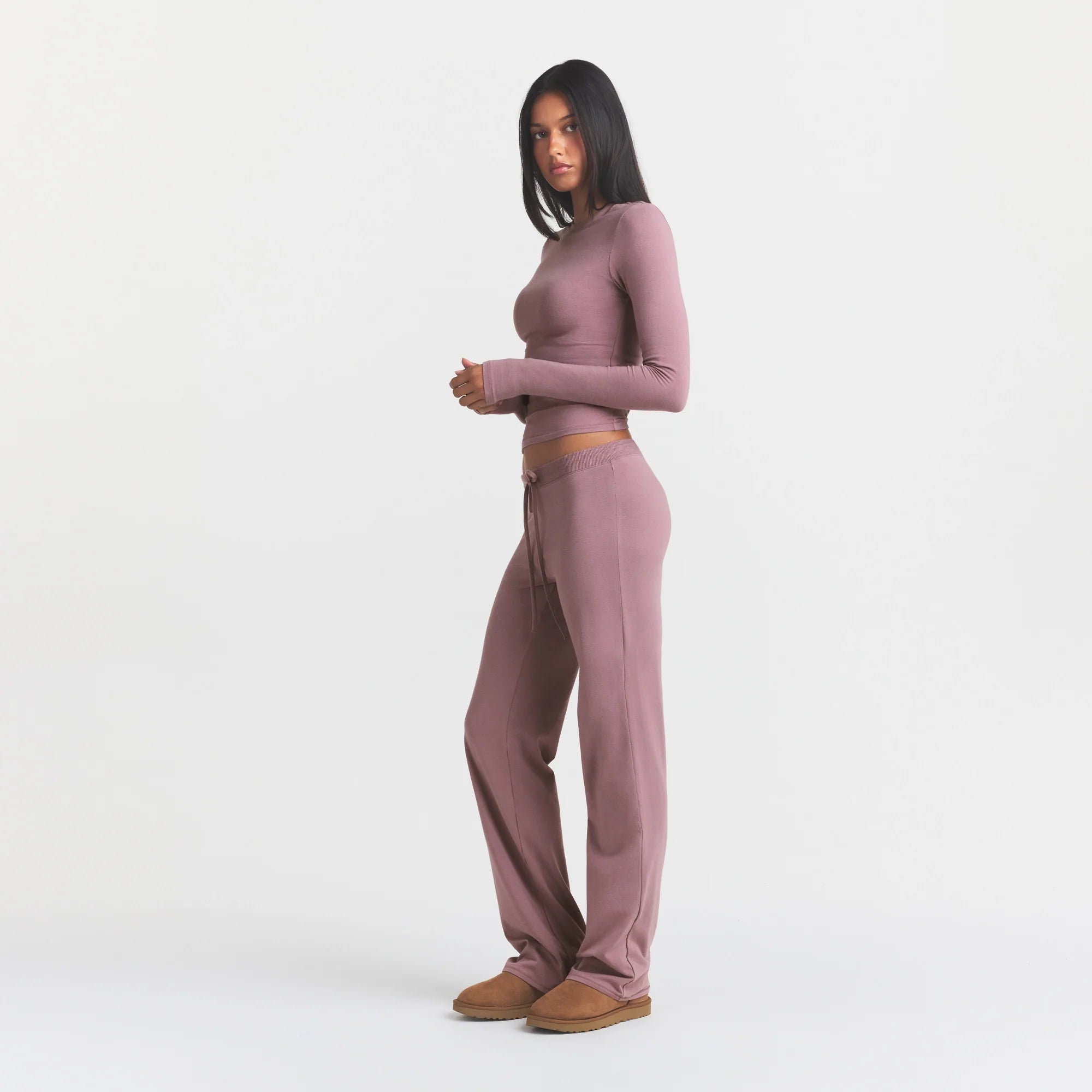 COTTON JERSEY STRAIGHT LEG PANT | MUTED MAUVE ON A MODEL SIDE VIEW @ | FOCUS: 0.0, 1.0, 0.9
