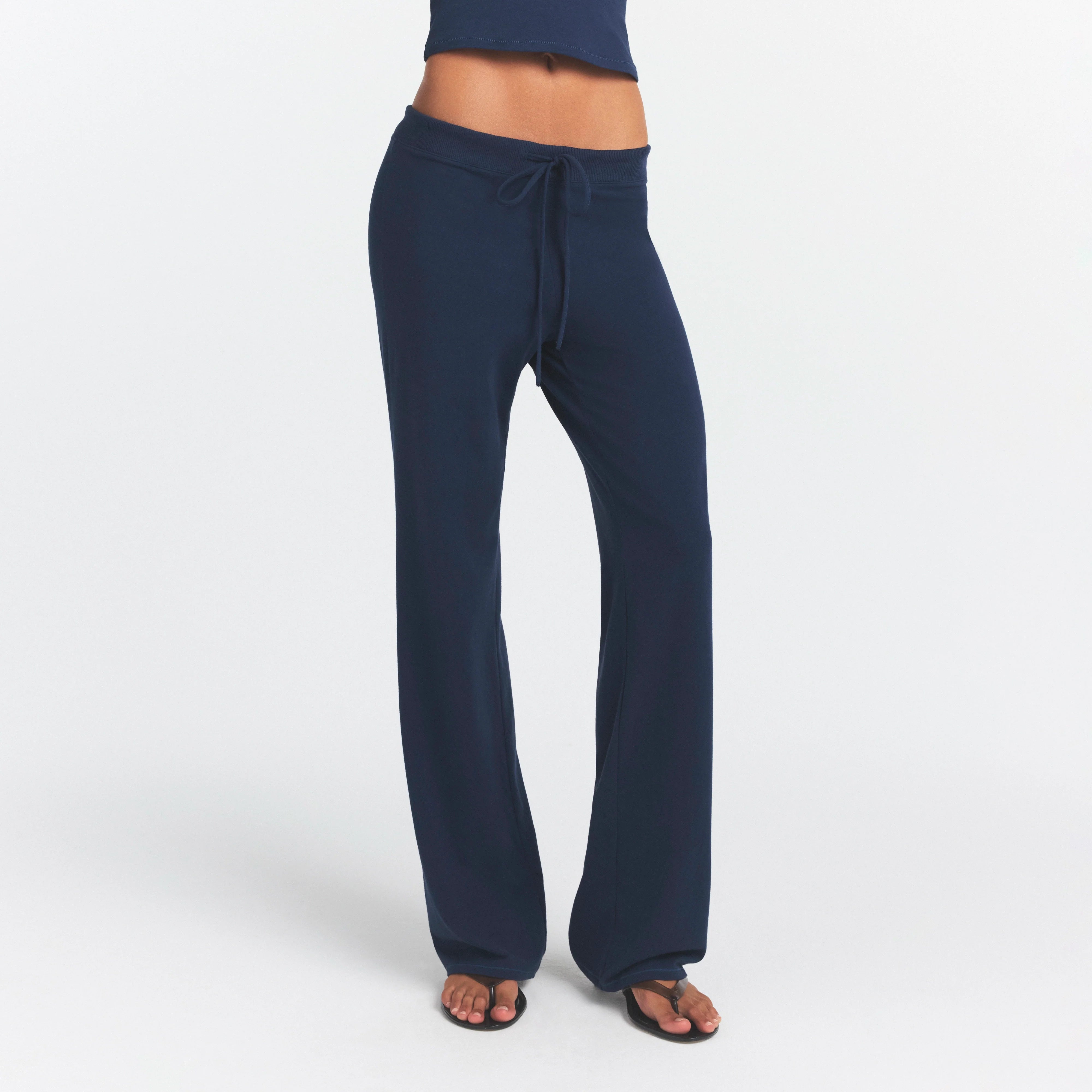 COTTON JERSEY STRAIGHT LEG PANT | NAVY ON A MODEL SIDE VIEW @ | FOCUS: 0.0, 1.0, 0.9