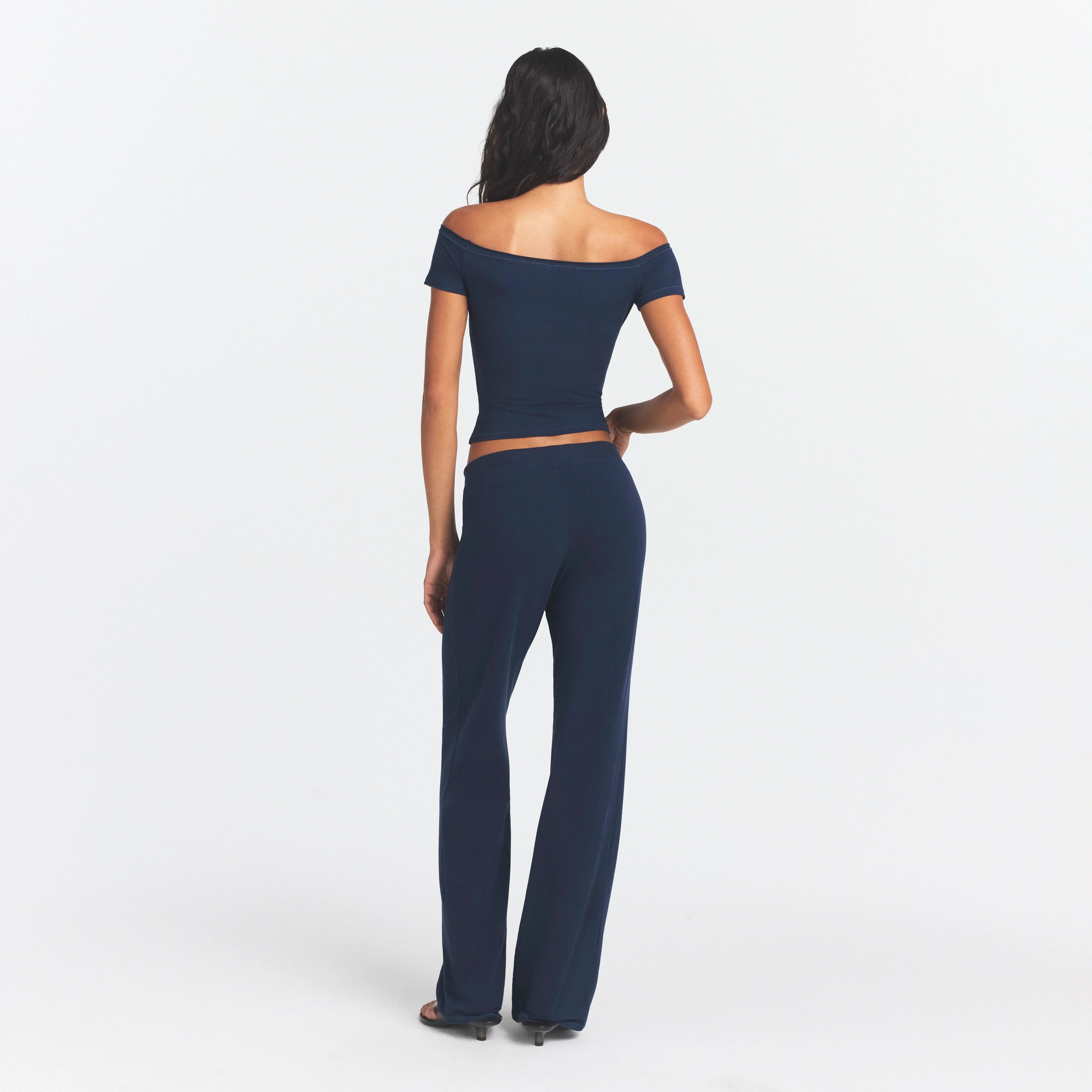 COTTON JERSEY STRAIGHT LEG PANT | NAVY ON A MODEL SIDE VIEW @ | FOCUS: 0.0, 1.0, 0.9