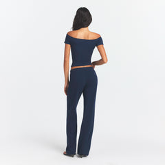 COTTON JERSEY STRAIGHT LEG PANT | NAVY ON A MODEL SIDE VIEW @ | FOCUS: 0.0, 1.0, 0.9