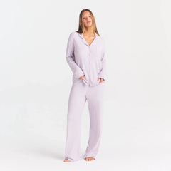 SOFT LOUNGE SLEEP SET | IRIS MICA ON A MODEL FRONT VIEW @ | FOCUS: 0.0, 1.0, 0.9