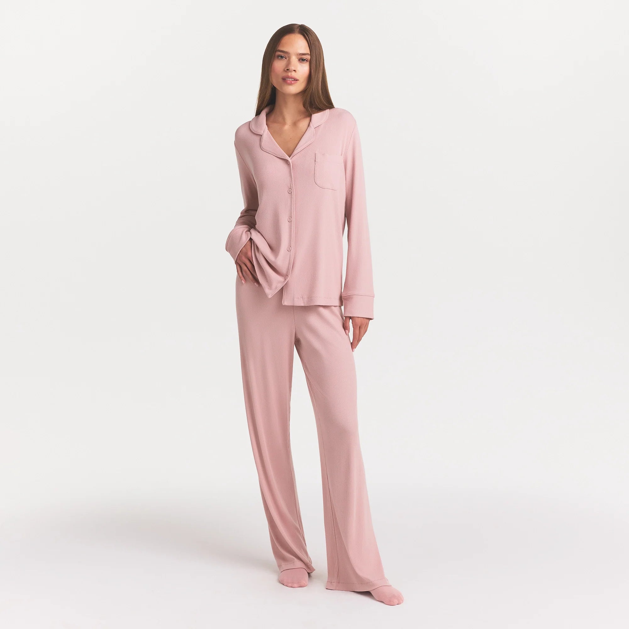 SOFT LOUNGE SLEEP SET | MORGANITE ON A MODEL FRONT VIEW @ | FOCUS: 0.0, 1.0, 0.9