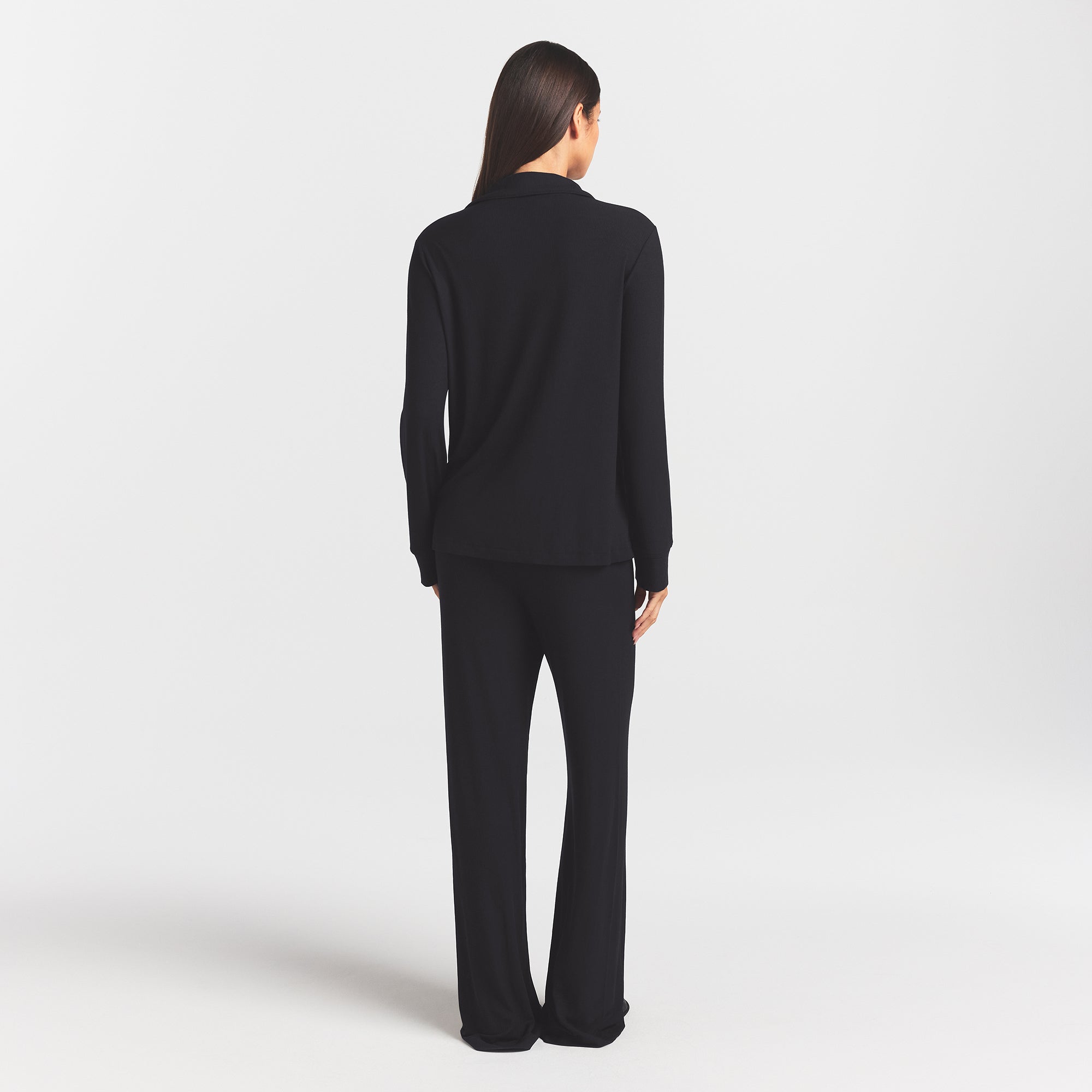 SOFT LOUNGE SLEEP SET | ONYX ON A MODEL BACK VIEW @ | FOCUS: 0.0, 1.0, 0.9