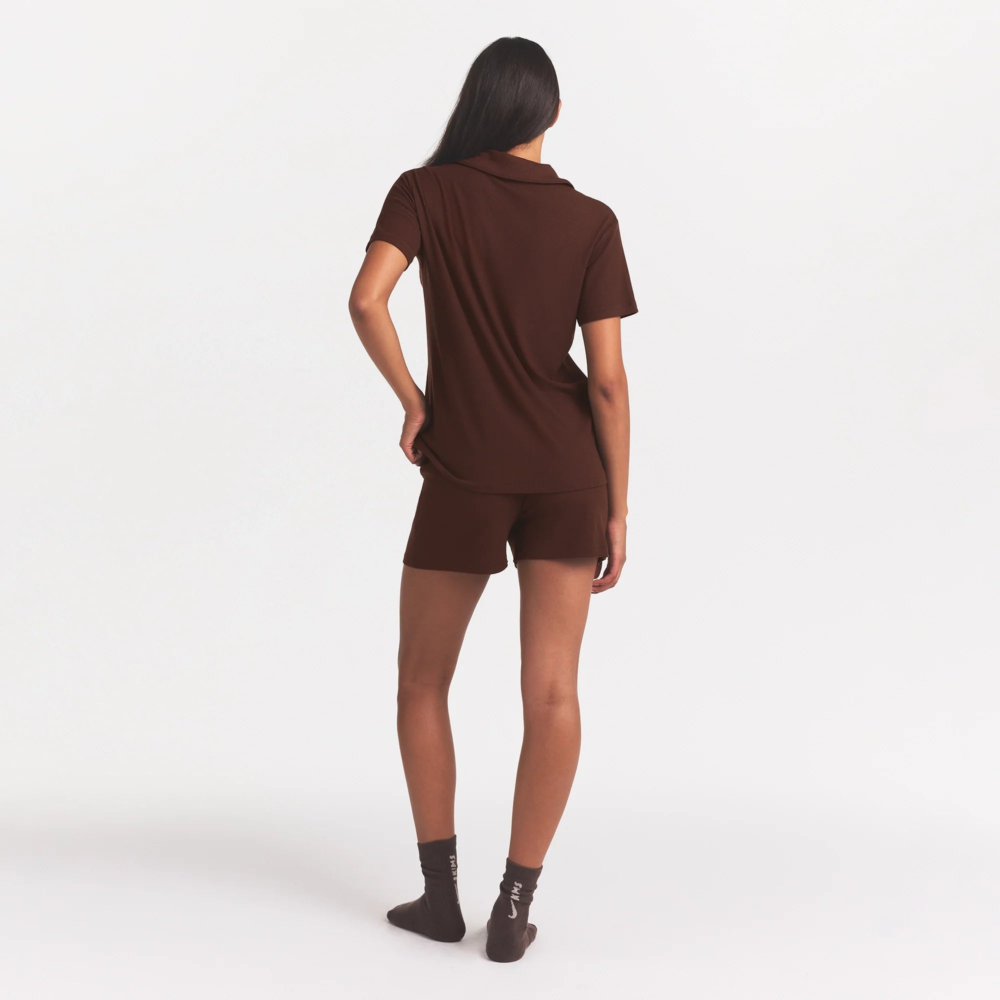 SOFT LOUNGE SHORT SLEEP SET | COCOA ON A MODEL FRONT VIEW @ | FOCUS: 0.0, 1.0, 0.9