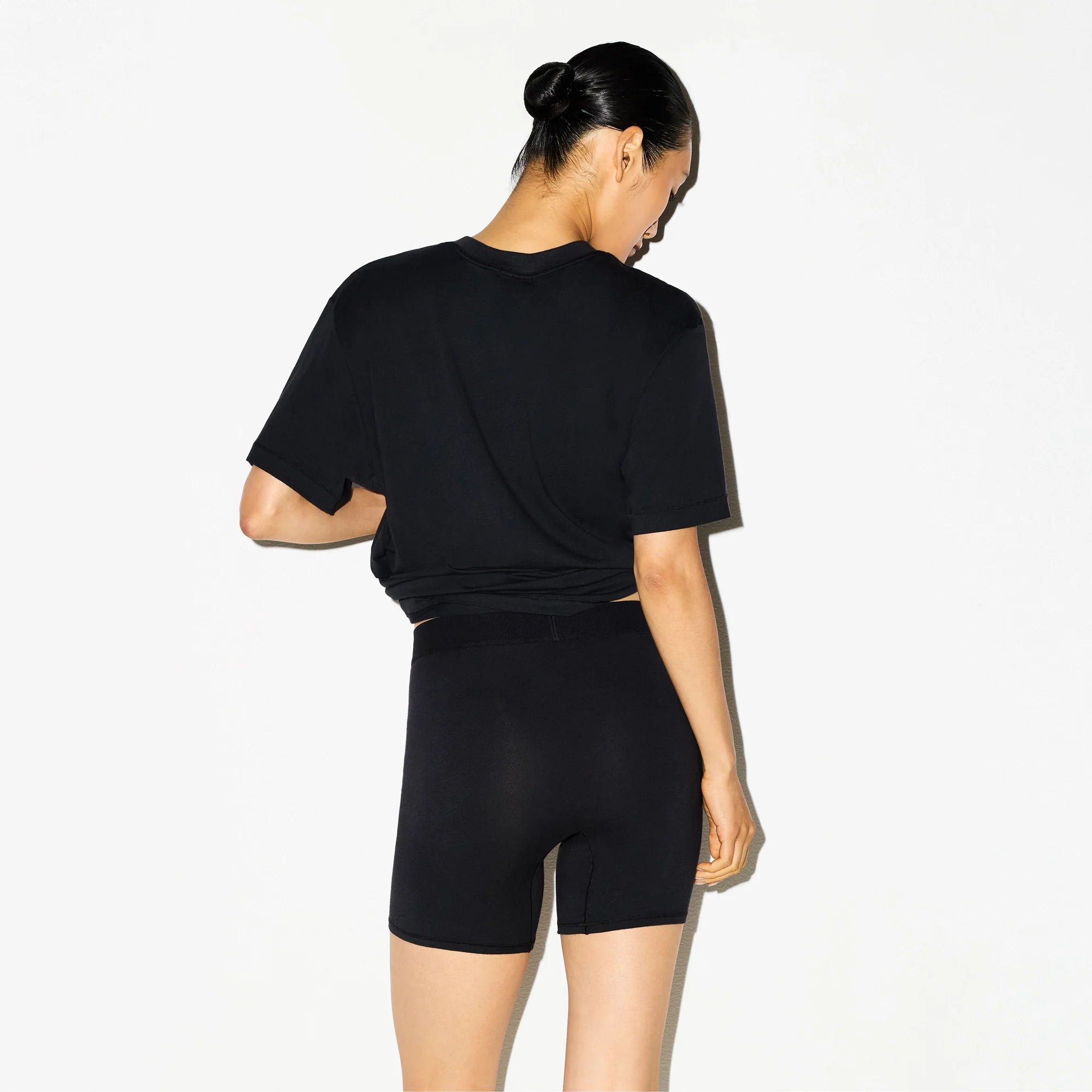 BOYFRIEND T-SHIRT | ONYX ON A MODEL SIDE VIEW @ | FOCUS: 0.0, 1.0, 0.9