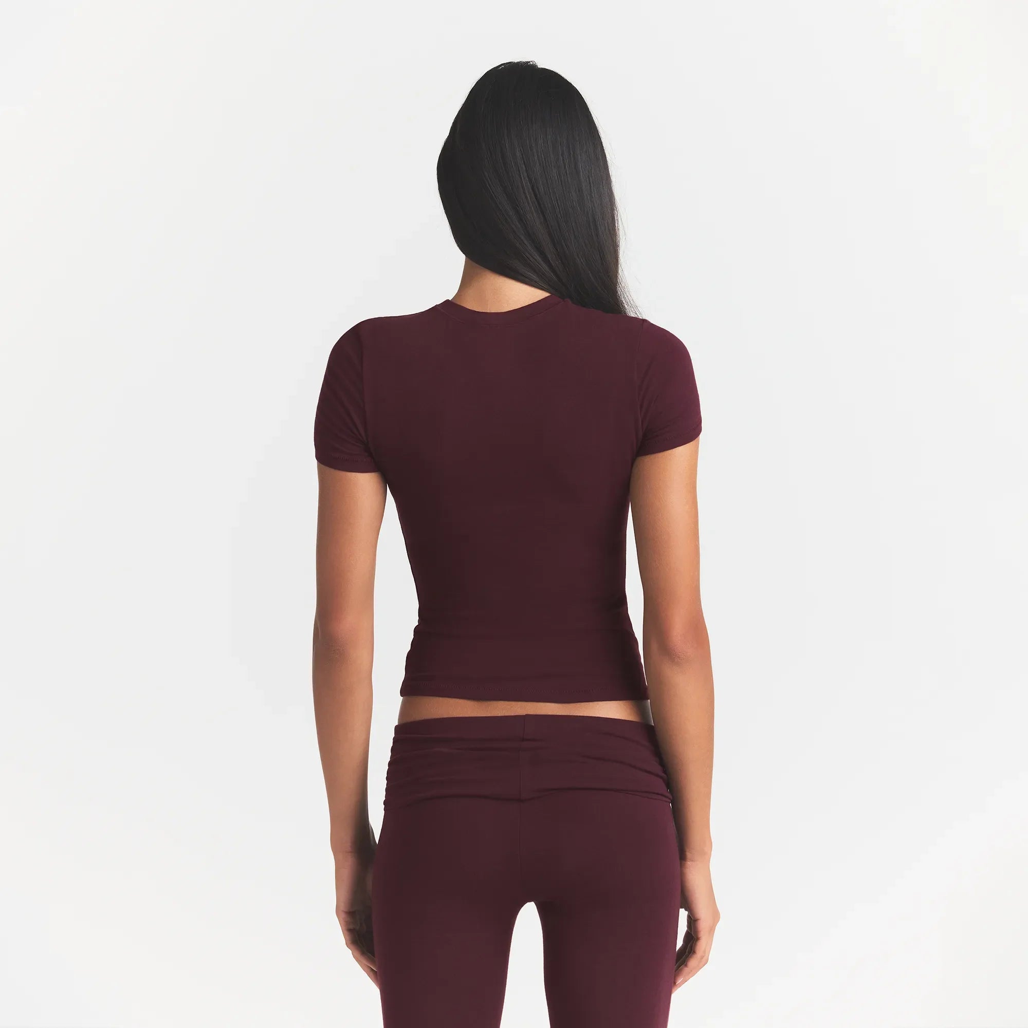COTTON JERSEY T-SHIRT | CURRANT ON A MODEL BACK VIEW @ | FOCUS: 0.0, 1.0, 0.9