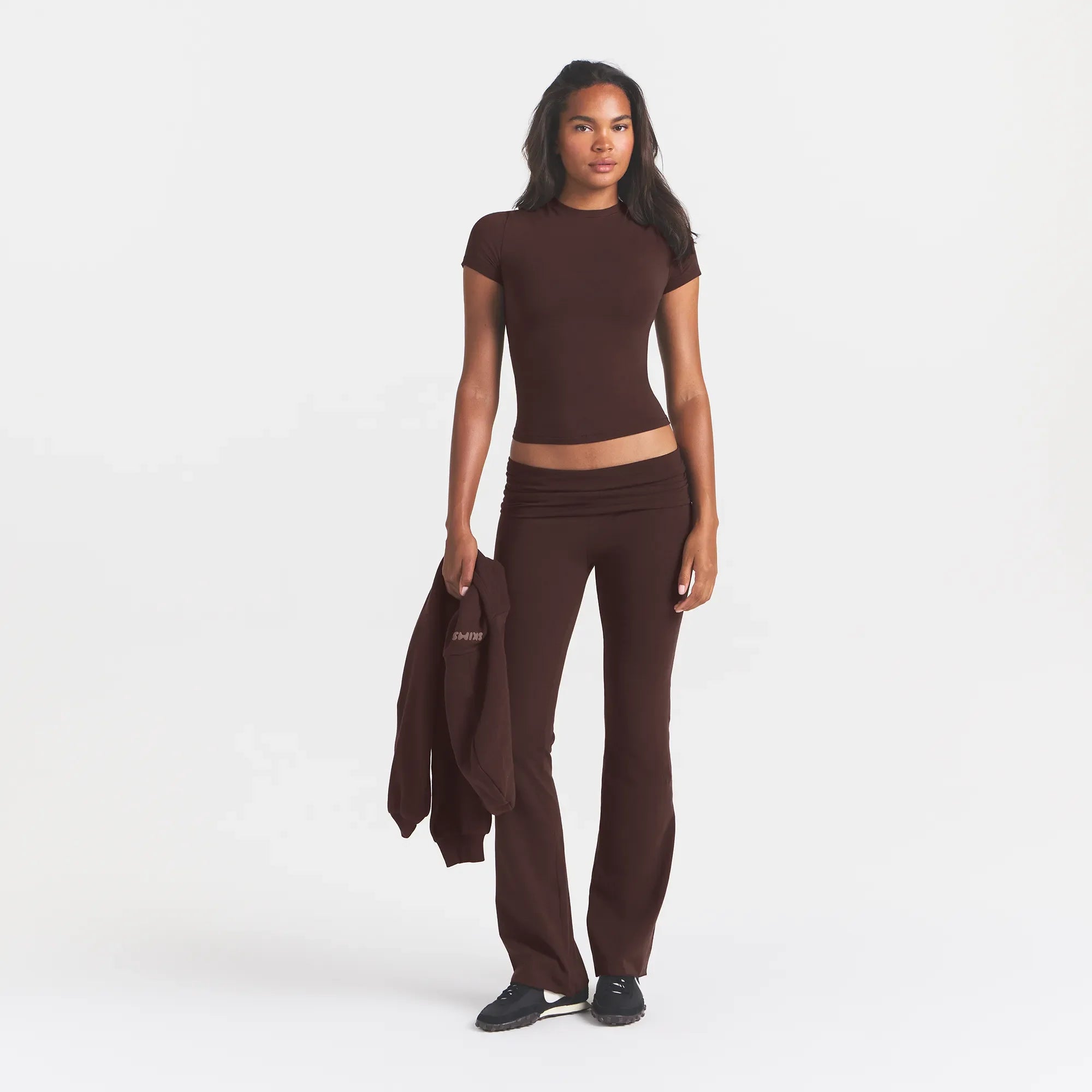 COTTON JERSEY T-SHIRT | ESPRESSO ON A MODEL FRONT VIEW @ | FOCUS: 0.0, 1.0, 0.9