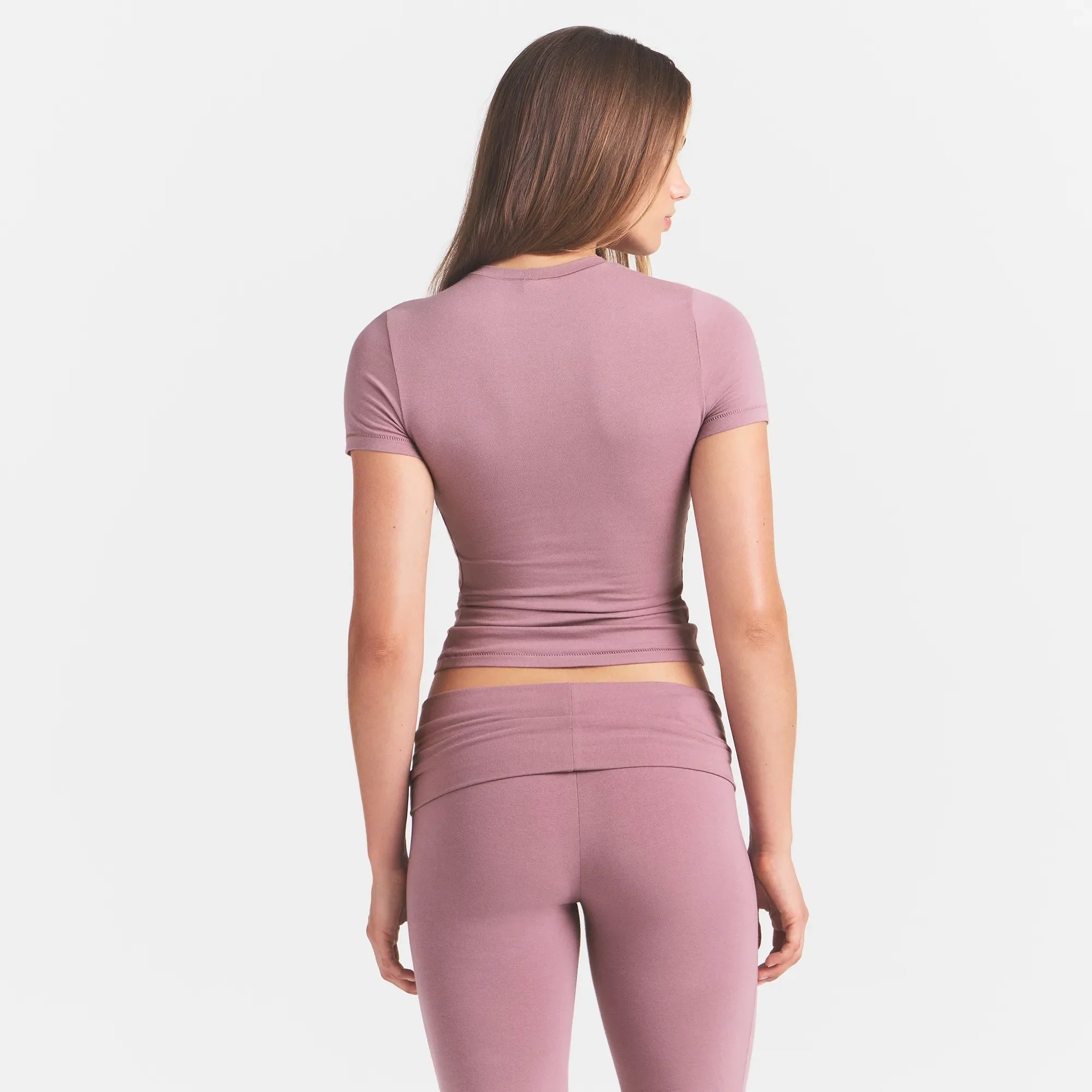 COTTON JERSEY T-SHIRT | MUTED MAUVE ON A MODEL BACK VIEW @ | FOCUS: 0.0, 1.0, 0.9