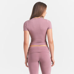 COTTON JERSEY T-SHIRT | MUTED MAUVE ON A MODEL BACK VIEW @ | FOCUS: 0.0, 1.0, 0.9